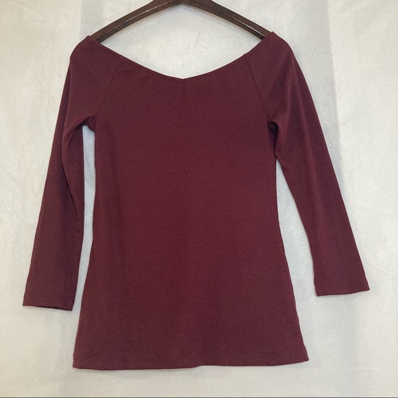 Old Navy Women’s Micro-Rib V-Neck Tee - Picture 2 of 3